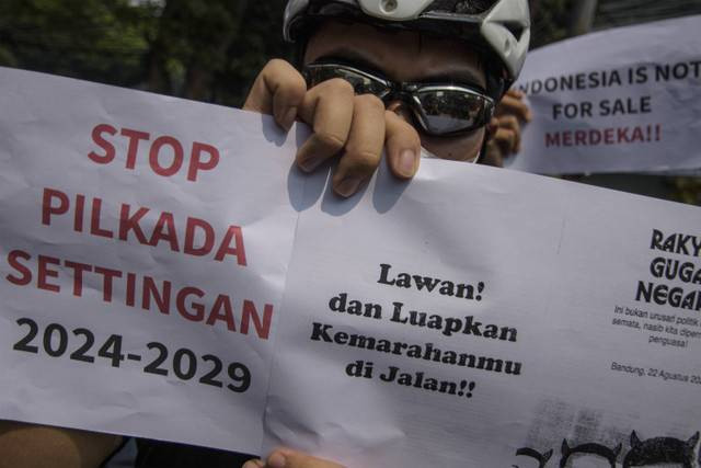 Pengunjuk rasa yang tergabung dalam aliansi mahasiswa dan masyarakat memegang poster saat berunjuk rasa di depan Gedung DPRD Jawa Barat, Bandung, Jawa Barat, Kamis (22/8/2024). Foto: Novrian Arbi/ANTARA FOTO