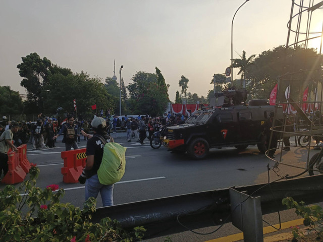 Massa aksi berhadap dengan polisi di depan ruas tol arah Slipi, Kamis (22/8/2024). Foto: Hedi/kumparan