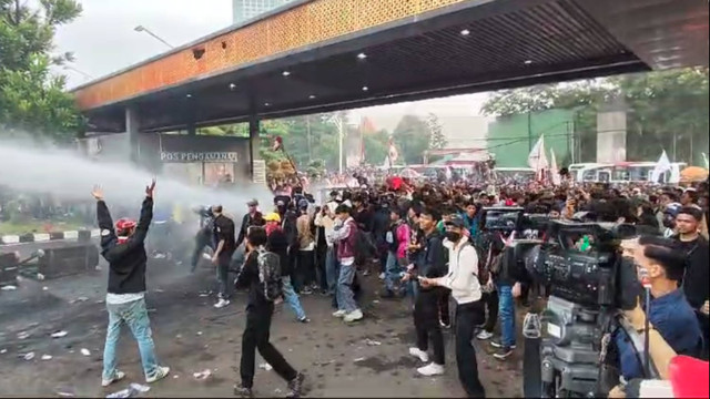 Mahasiswa melakukan bentrokan kepada polisi saat melakukan aksi menolak RUU Pilkada di gerbang Pancasila kompleks Parlemen, Senayan, Jakarta, Kamis (22/8/2024). Foto: Jonathan Devin/kumparan