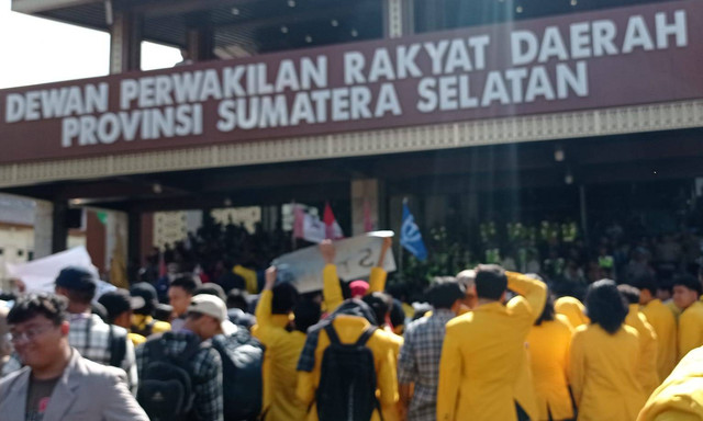 Para mahasiswa di Sumsel berorasi di Kantor DPRD Sumsel, Foto : Abdullah Toriq/Urban Id