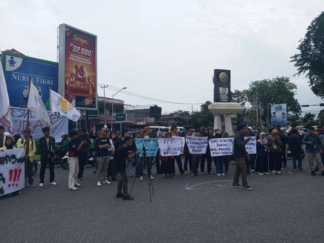 Aksi perlawanan masyarakat sipil dari Kota Padang di Depan Kantor DPRD Sumbar. Foto: Penulis.