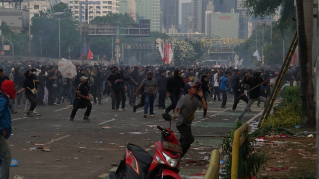 Demonstran terlibat bentrokan dengan polisi saat melakukan aksi RUU Pilkada di kompleks Parlemen, Senayan, Jakarta, Kamis (22/8/2024). Foto: Aditia Noviansyah/kumparan