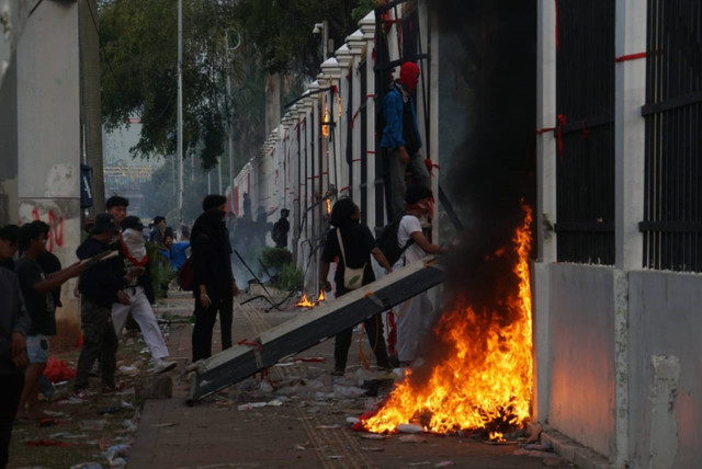 Demonstran terlibat bentrokan dengan polisi saat melakukan aksi RUU Pilkada di kompleks Parlemen, Senayan, Jakarta, Kamis (22/8/2024). Foto: Aditia Noviansyah/kumparan