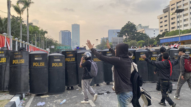 Barikade polisi di sayap arah Slipi gedung MPR/DPR RI balik kanan. Foto: Abid Raihan/kumparan