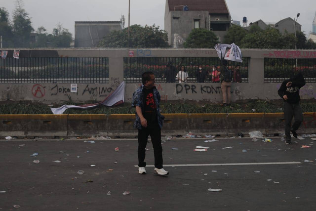 Denny Indrayana terekam kamera turun ke jalan, turut berdemo menolak revisi UU Pilkada, Kamis (22/8/2024). Dok: Aditia Noviansyah/kumparan