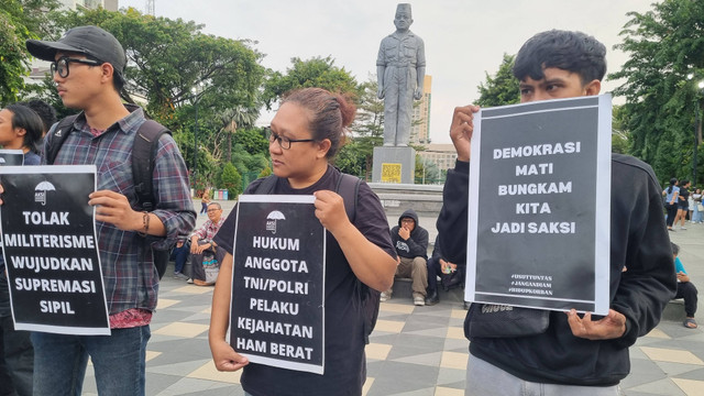 Massa menggelar aksi di Taman Apsari, depan Gedung Grahadi, Surabaya, Kamis (22/8). Foto: Farusma Okta Verdian/kumparan