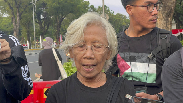 Aktivis hak asasi manusia (HAM) sekaligus penggagas aksi Kamisan, Maria Catarina Sumarsih, saat ditemui usai aksi Kamisan di depan Istana Merdeka, Jakarta Pusat, Kamis (22/8/2024). Foto: Fadhil Pramudya/kumparan