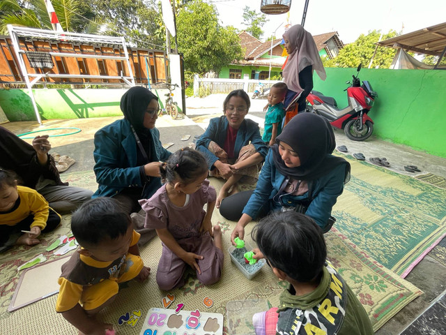 Bermain puzzle dan pasir buatan untuk melatih motorik dan sensorik anak