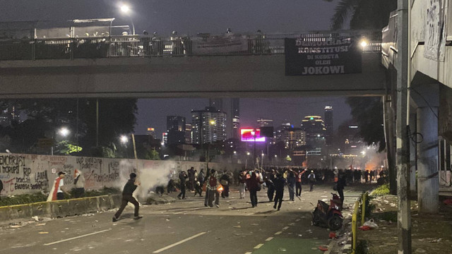 Pelajar datang ke area demo membawa bambu dan merusuh hingga polisi menembakan gas air mata di kawasan depan gerbang Gedung Parlemen, Jakarta, Kamis (22/8/2024). Foto: Abid Raihan/kumparan