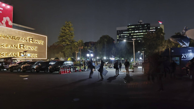 Suasana pelataran gedung Parlemen usai massa terkena gas air mata, Kamis (22/8/2024). Foto: Fadlan Nuril Fahmi/kumparan