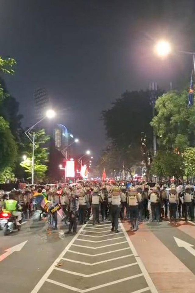 Satuan Brimob bubarkan massa aksi di Jakarta, Kamis (22/8/2024). Foto: Aditia Noviansyah/kumparan