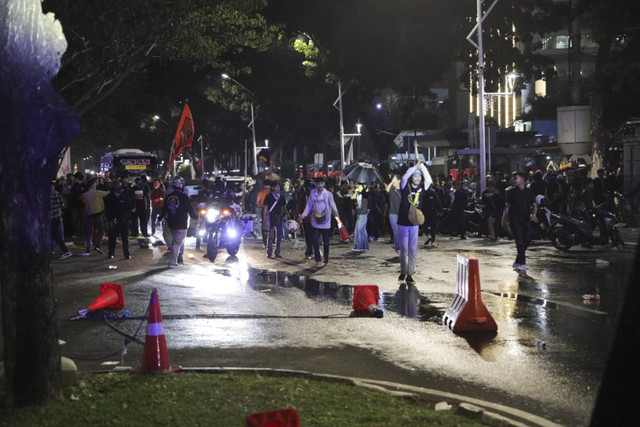 Demonstran mencoba mengadang aparat di kawasan Sprak, Senayan, Jakarta, Kamis (22/8/2024). Foto: Jamal Ramadhan/kumparan