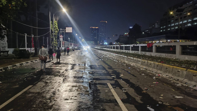 Situasi di depan gerbang DPR mulai kondusif. Foto: Fadlan Nuril Fahmi/kumparan