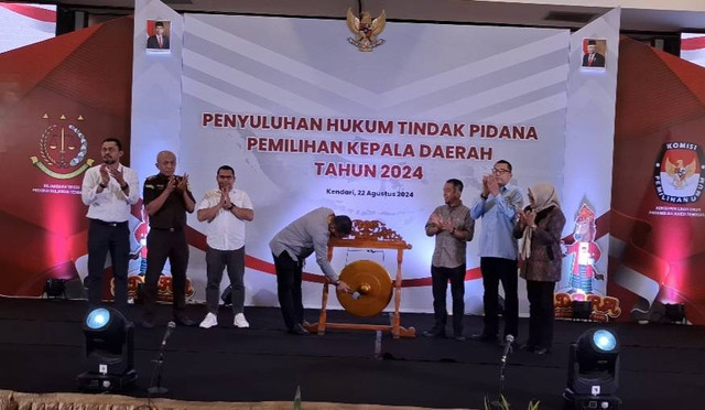 Komisioner KPU Sultra saat membuka penyuluhan hukum Pilkada 2024.