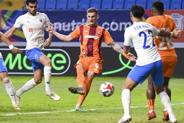 Pesepak bola Borneo FC Samarinda Leo Gaucho (tengah) menendang bola ke arah gawang Lion City Sailors asal Singapura dalam pertandingan Grup B Asean Club Championship 2024-2025 di Stadion Batakan, Balikpapan, Kalimantan Timur, Kamis (22/8/2024). Foto: M Risyal Hidayat/ANTARA FOTO