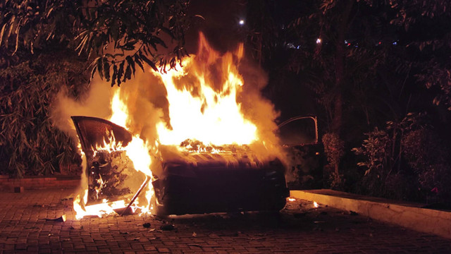 Mobil polisi terbakar di kawasan Pejompongan, Jakarta, Kamis (22/8/2024). Foto: Jonathan Devin/kumparan