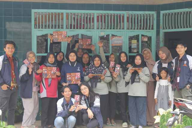 Mahasiswa KKN Undip berikan edukasi dan pelatihan pembuatan briket berbahan dasar serbuk gergaji kayu pada Kelompok Wanita Tani Dusun Banjaran, Desa Banjarsari (Foto: Dok. Ulima Atma Haamidah)