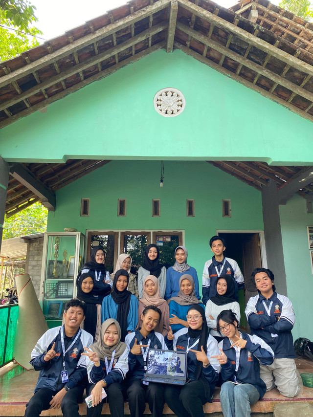Foto bersama kelompok remaja Desa Sidorejo, Kabupaten Magelang