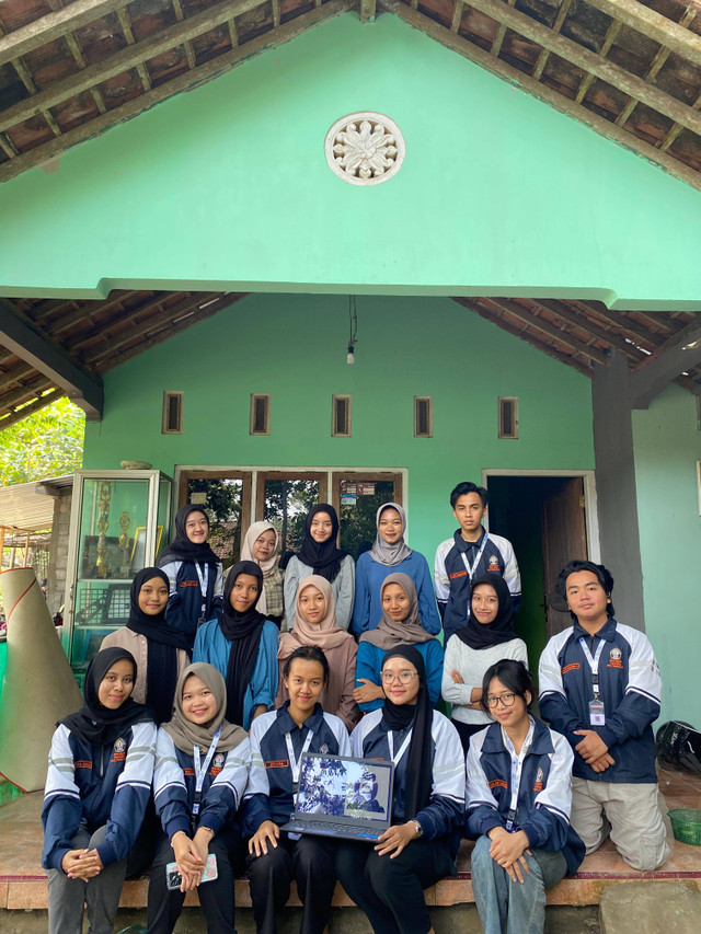 Foto bersama kelompok remaja Desa Sidorejo, Kabupaten Magelang