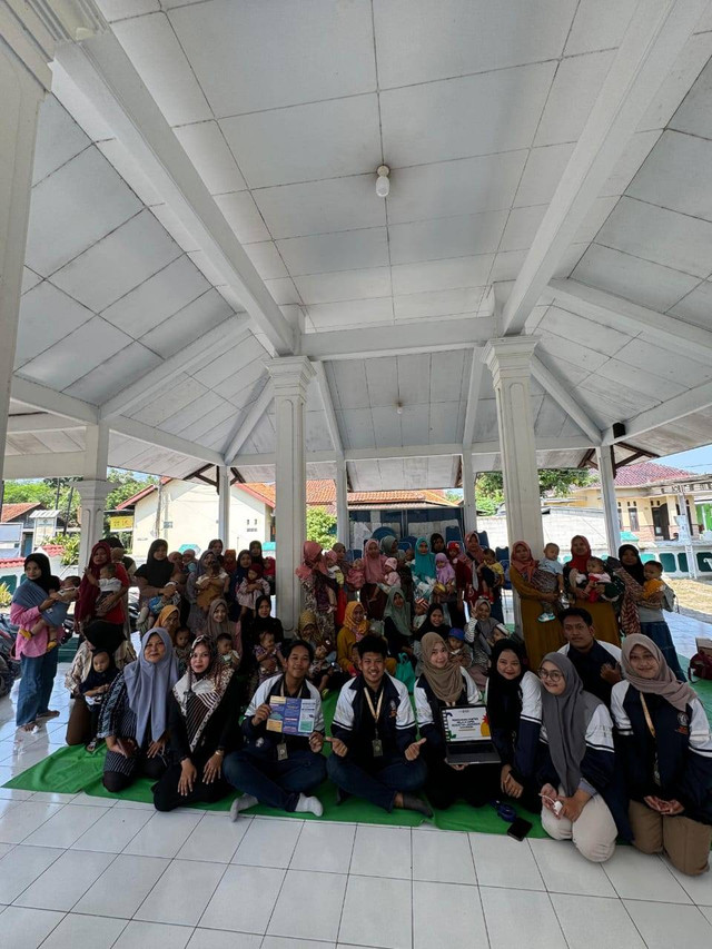 Foto bersama dengan masyarakat Desa Pesantren dalam pencegahan stunting