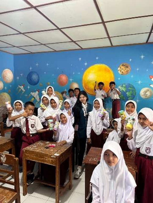 sesi foto bersama para siswa di akhir pembelajaran