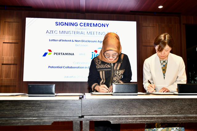 Direktur Keuangan Pertamina, Emma Sri Martini (kiri) bersama Chief Representative of JICA, Takeda Sachiko (kanan) menandatangani Letter of Intent untuk potensi kerja sama transisi energi di Indonesia. Foto: Dok. Pertamina