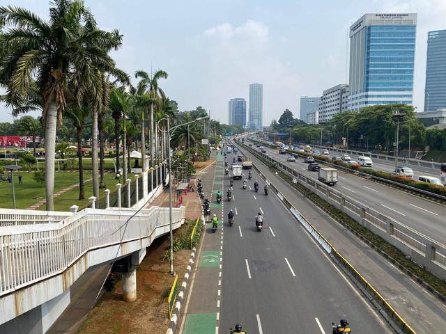 Suasana lalu lintas di depan gedung DPR pasca unjuk rasa, Jumat (23/8). Foto: Abid Raihan/kumparan