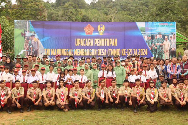 Foto bersama dalam upacara penutupan TMMD di Desa Benuang, Kecamatan Toho, Kabupaten Mempawah. Foto: Pendim Mempawah