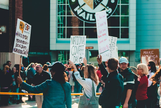 Ilustrasi vox populi vox dei. Foto: Pexels.