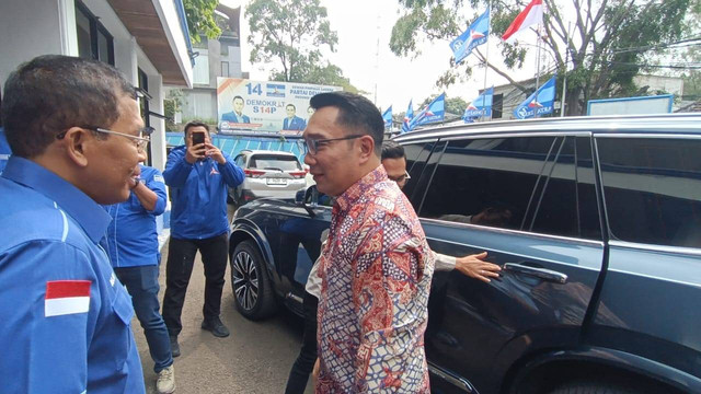 Bakal calon gubernur Jakarta Koalisi Indonesia Maju (KIM) Plus Ridwan Kamil menyambangi Kantor DPD Partai Demokrat DKI Jakarta pagi ini, Jumat (23/8). Foto: Zamachsyari/kumparan