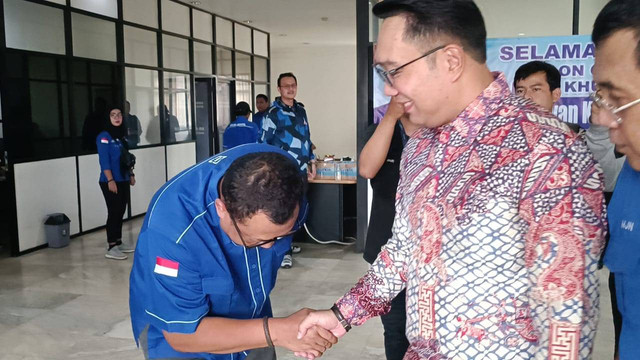 Bakal calon gubernur Jakarta Koalisi Indonesia Maju (KIM) Plus Ridwan Kamil menyambangi Kantor DPD Partai Demokrat DKI Jakarta pagi ini, Jumat (23/8). Foto: Zamachsyari/kumparan