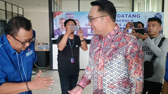 Bakal calon gubernur Jakarta Koalisi Indonesia Maju (KIM) Plus Ridwan Kamil menyambangi Kantor DPD Partai Demokrat DKI Jakarta pagi ini, Jumat (23/8). Foto: Zamachsyari/kumparan