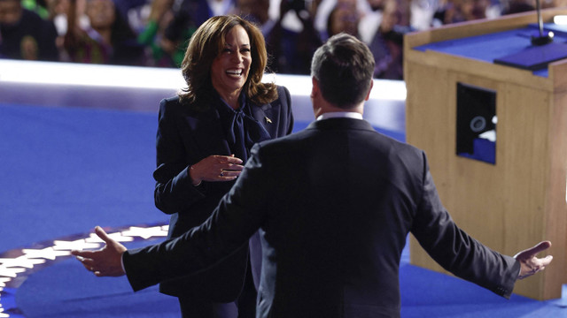 Wakil Presiden AS dan calon presiden dari Partai Demokrat tahun 2024 Kamala Harris berjalan sambil memeluk Douglas Emhoff setelah berbicara pada hari keempat dan terakhir Konvensi Nasional Partai Demokrat (DNC) di United Center di Chicago. Foto: KAMIL KRZACZYNSKI / AFP