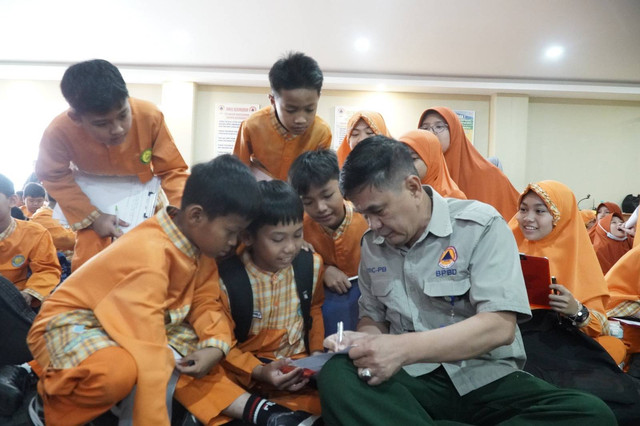 Plh Kalaksa BPBD Sumsel, Aksoni saat memperkenalkan konsep kesiapsiagaan ke siswa SD Islam Terpadu, Foto : Dokumen BPBD Sumsel