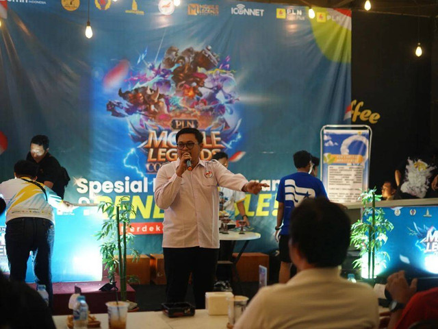 Ketua Harian ESI Kota Singkawang, Uray Ryan Toga Rizqi, memberikan pengarahan kepada seluruh peserta sebelum pertandingan PLN Mobile Legends Competition "Go Renewable Energy." Foto: Dok. PLN Kalbar