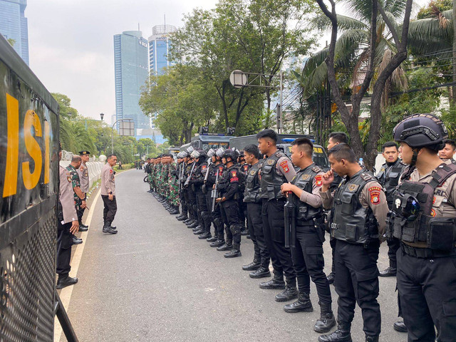 Suasana di depan kantor KPU RI yang sudah dijaga Polisi dan TNI, Menteng, Jakarta Pusat pada Jumat (23/8) Foto: Abid Raihan/kumparan