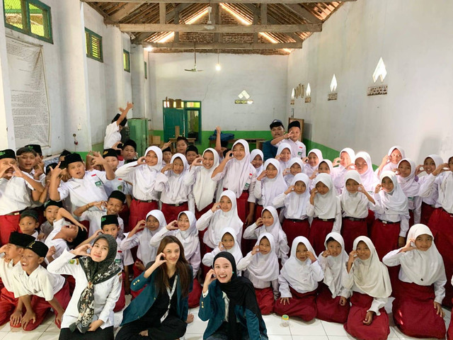 Foto bersama dengan siswa-siswi dan guru MI Islamiyah Sawangan