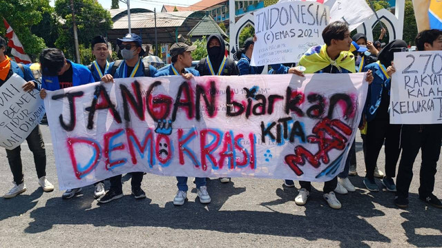 Berbagai macam poster yang dibawa oleh massa aksi di depan kantor DPRD Jawa Timur, Jalan Indrapura, Surabaya, Jumat (23/8/2024). Foto: Farusma Okta Verdian/kumparan