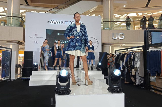 Busana karya Samanta di panggung Surabaya Fashion Parade 2024. Foto: Masruroh/Basra