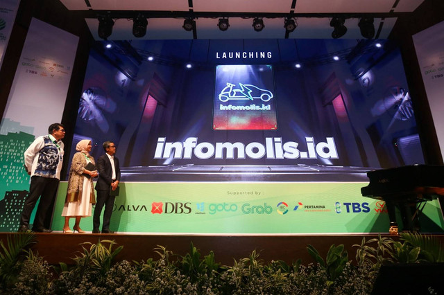 (Kiri-kanan) Direktur Eksekutif IESR Fabby Tumiwa, Director of Digital & Sustainability Grab Rivana Mezaya, Ketua Umum AEML Dannif Danusaputro dalam peluncuran Infomolis.id. Foto: AEML