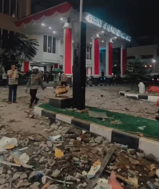 Gedung DPRD Jabar usai demo tolak revisi UU Pilkada, Kamis malam (22/8/2024). Dok: Bouceu/kumparan