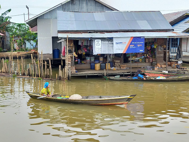 AgenBRILink yang berada di daerah terpencil dalam menghadirkan solusi keuangan yang efisien, terjangkau, dan mudah diakses. Foto: Dok. BRI