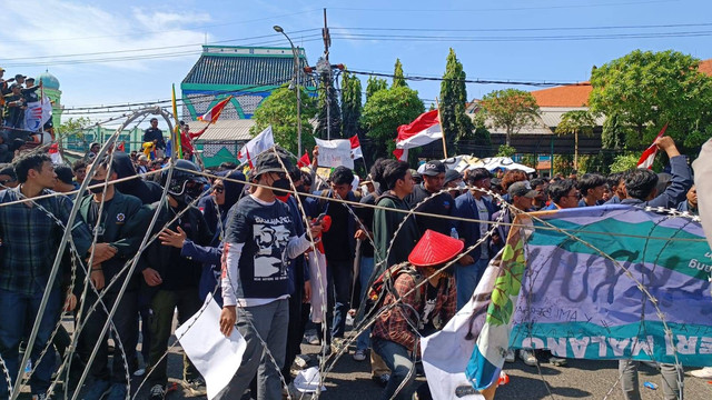 Massa ricuh saling lempar botol di depan kantor DPRD Jawa Timur, Jalan Indrapura, Surabaya, Jumat (23/8/2024). Foto: Farusma/kumparan