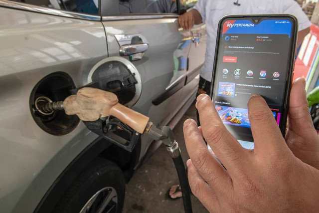 Warga menunjukan aplikasi MyPertamina saat mengisi bahan bakar pertalite di SPBU Pertamina Abdul Muis, Jakarta, Rabu (29/6/2022). Foto: Muhammad Adimaja/ANTARA FOTO