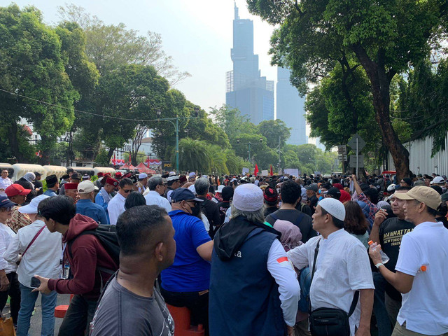 Aksi unjuk rasa di depan kantor KPU RI berakibat kedua ruas jalan Imam Bonjol ditutup pada Jumat (23/8/2024). Foto: Luthfi Humam/kumparan