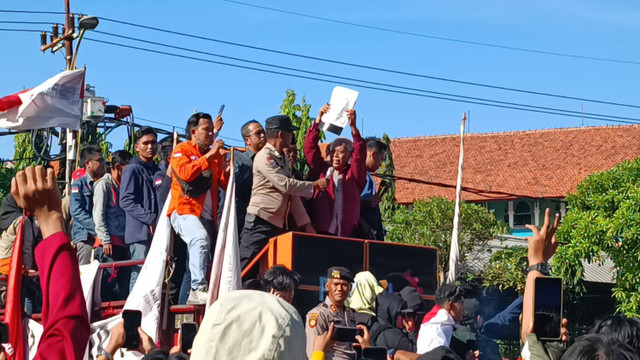 Ketua DPRD Jatim Kusnadi berpidato saat menemui massa aksi menolak RUU Pilkada di depan kantor DPRD Jawa Timur, Surabaya, Jumat (23/8/2024). Foto: Farusma Okta Verdian/kumparan