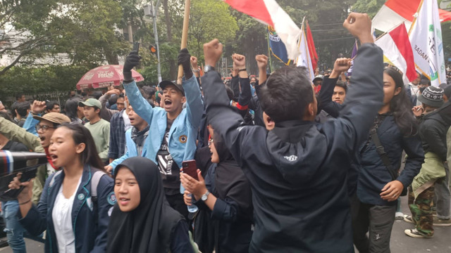 Sejumlah mahasiswa melakukan aksi lanjutan Rakyat Gugat Negara mengawal putusan MK di depan DPRD Jawa Barat, Bandung, Jumat (23/8/2024).  Foto: Robby Bouceu/kumparan