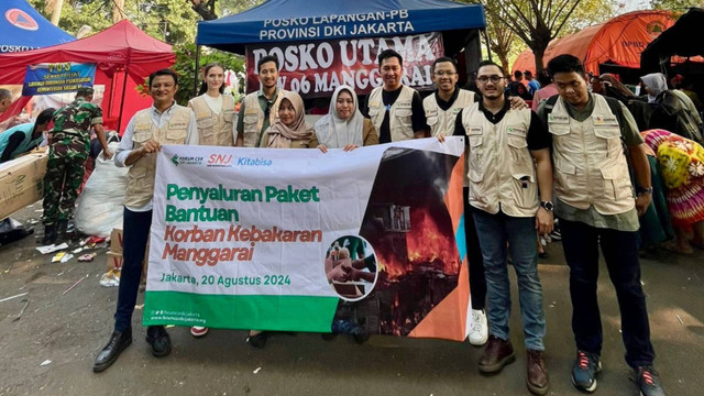 Forum Corporate Social Responsibilty (CSR) DKI Jakarta bekerja sama dengan Suri Nusantara Jaya (SNJ) dan Kitabisa.com menyalurkan bantuan kepada para korban kebakaran di Kelurahan Manggarai, Jakarta Selatan, 13 Agustus 2024. Foto: Dok. Istimewa