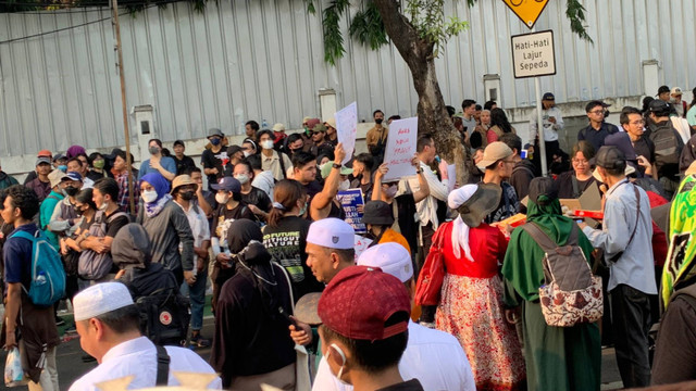 Massa aksi dari seluruh elemen mahasiswa berunjuk rasa di depan Kantor KPU RI, Jalan Imam Bonjol, Jakarta, Jumat (23/8/2024). Foto: Luthfi Humam/kumparan