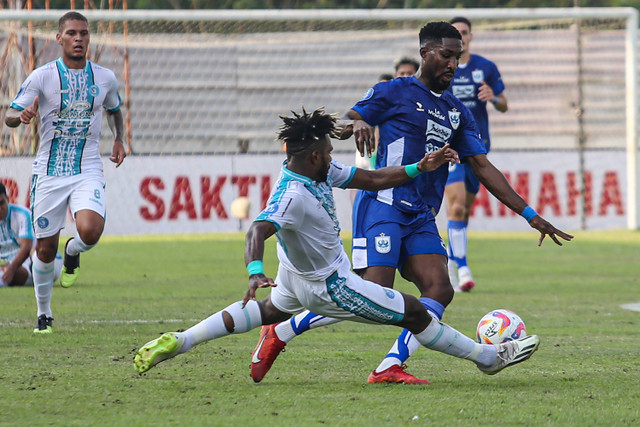 Pesepak bola PSIS Semarang Boubakary Diarra (kanan) berusaha melewati pesepak bola PSBS Biak Barnobos Sobor (tengah) pada pertandingan BRI Liga 1 di Stadion Moch. Soebroto, Magelang, Jawa Tengah, Jumat (23/8/2024). Foto: Makna Zaezar/ANTARA FOTO